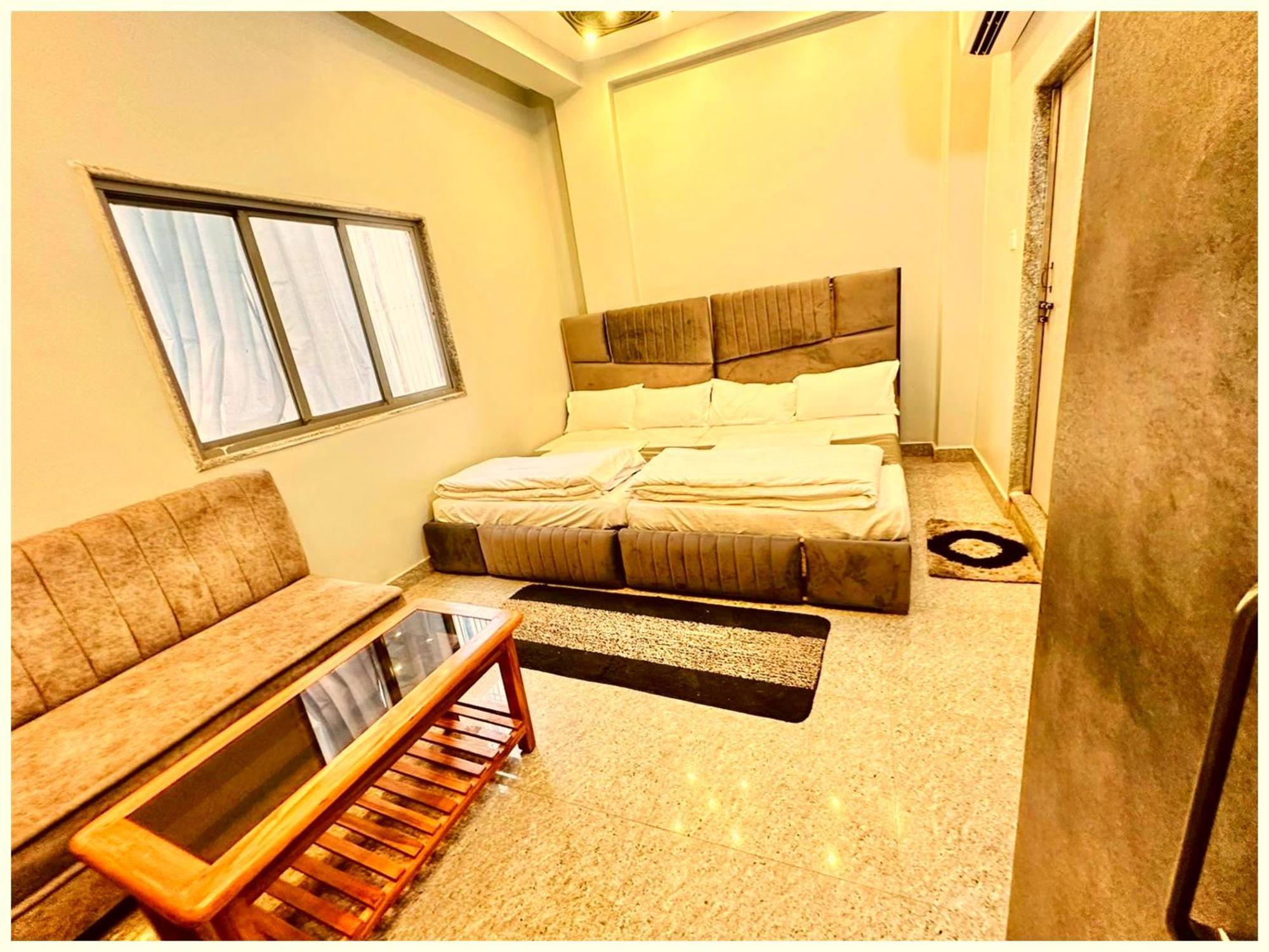 Prakash ! ! Fully-air-conditioned At Prime Location With Off Site Parking Availability, Near Kashi Vishwanath Temple, And Ganga Ghat 4*