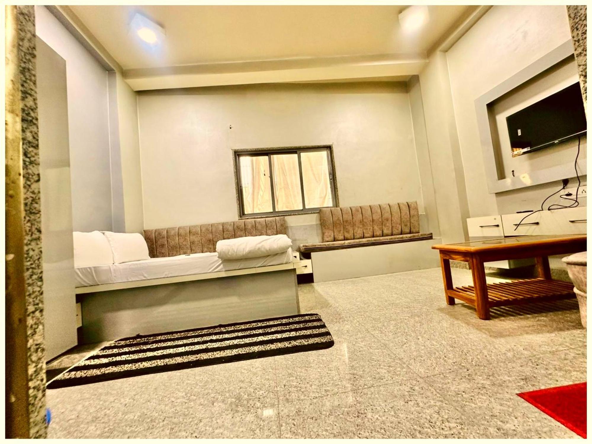 Prakash ! ! Fully-air-conditioned At Prime Location With Off Site Parking Availability, Near Kashi Vishwanath Temple, And Ganga Ghat Varanasi