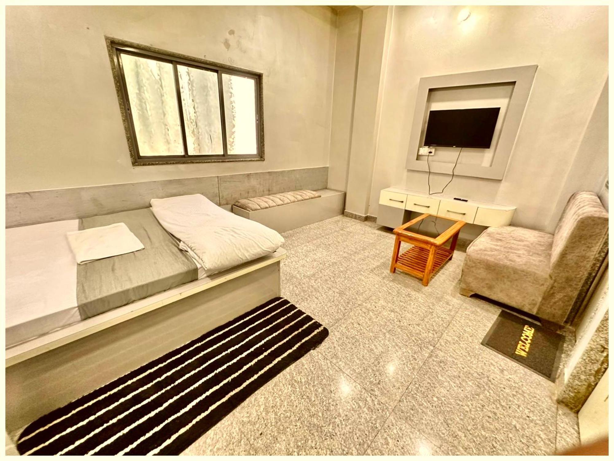 Prakash ! ! Fully-air-conditioned At Prime Location With Off Site Parking Availability, Near Kashi Vishwanath Temple, And Ganga Ghat Hotel