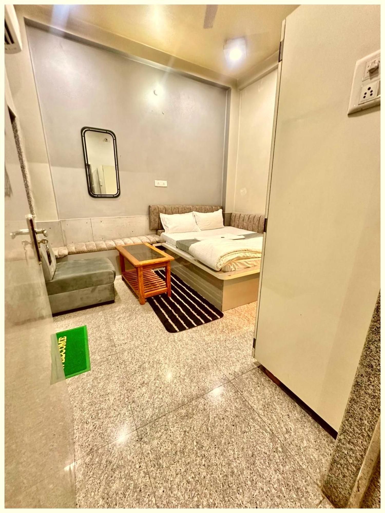 Prakash ! ! Fully-air-conditioned At Prime Location With Off Site Parking Availability, Near Kashi Vishwanath Temple, And Ganga Ghat Hotel 4*