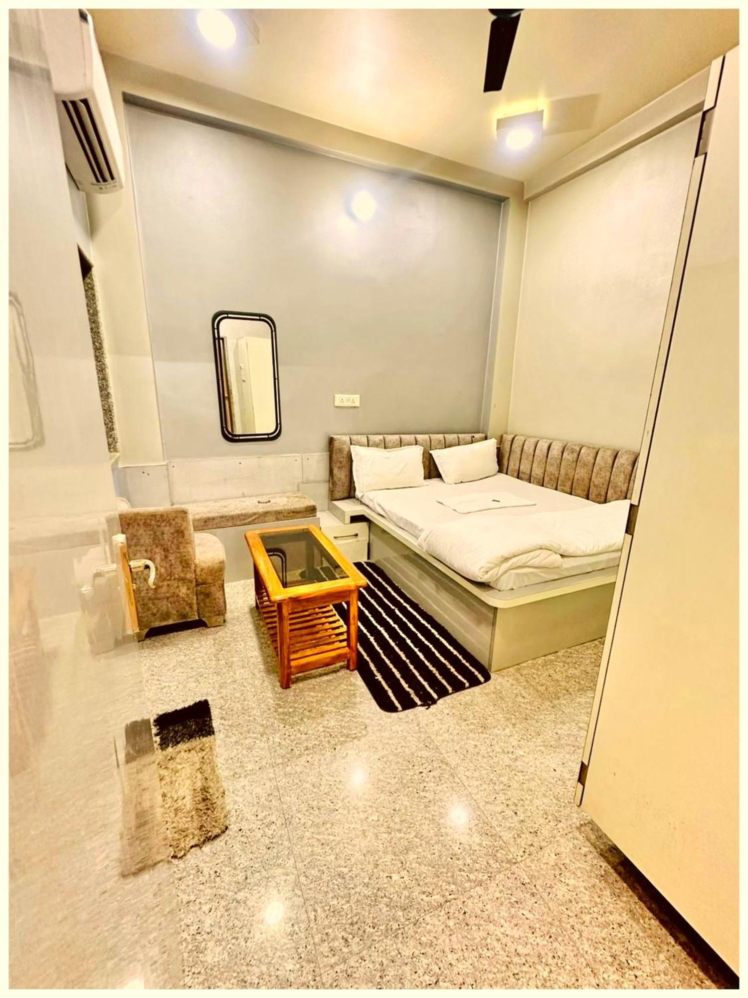 Prakash ! ! Fully-air-conditioned At Prime Location With Off Site Parking Availability, Near Kashi Vishwanath Temple, And Ganga Ghat 4* Varanasi